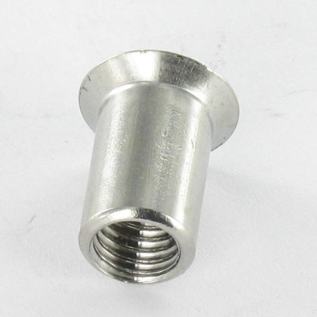 1 x Combifix Ecrou relieur Tête fraisée Diamètre de tête: 14 Diamètre du corps 10 Longueur total 17 M8 Clé de 5 HC5