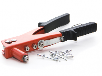riveter fixer un objet avec rivet