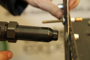 fixer avec une pince à rivet