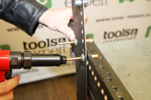 comment fixer un objet avec rivet pop