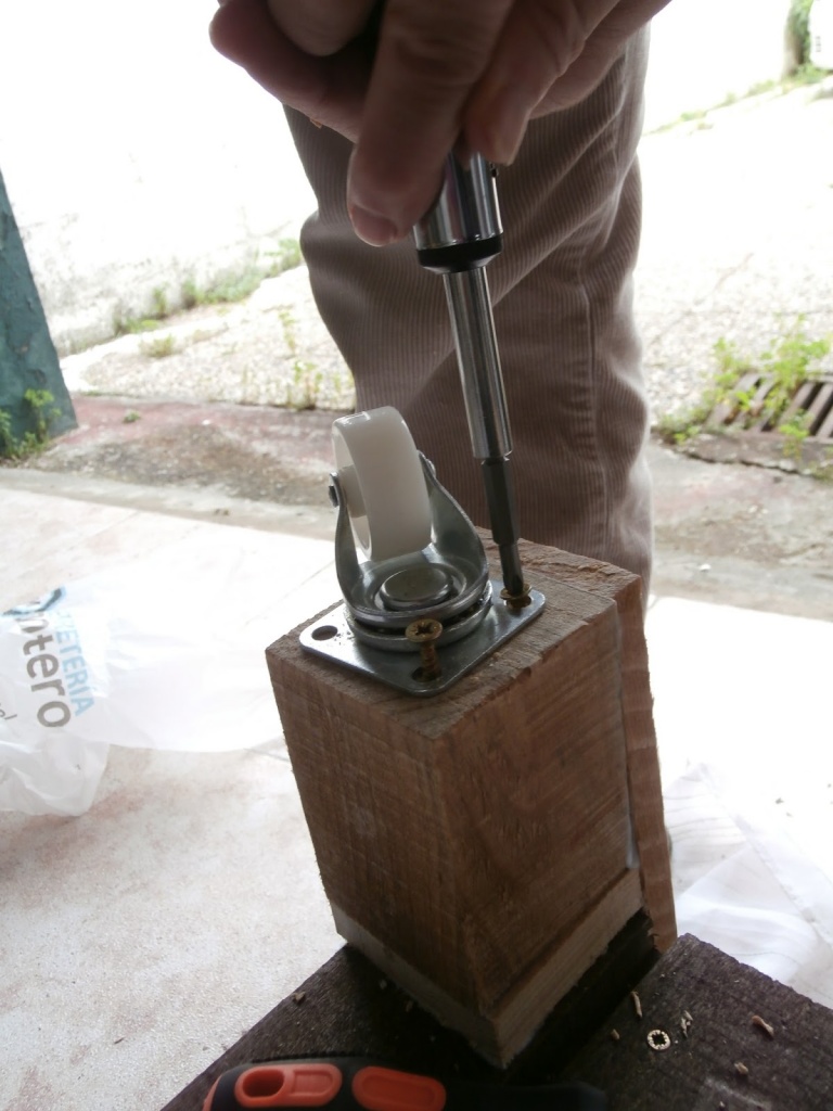 fixation de roulettes de table basse en bois
